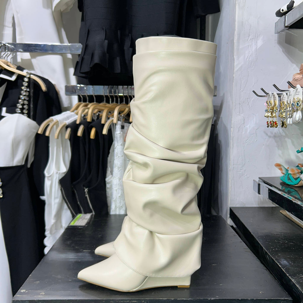 Botas Kaylie blancas picudas de suela corrida corrugadas