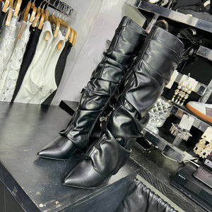 Botas Kassie negras picudas de suela corrida corrugadas