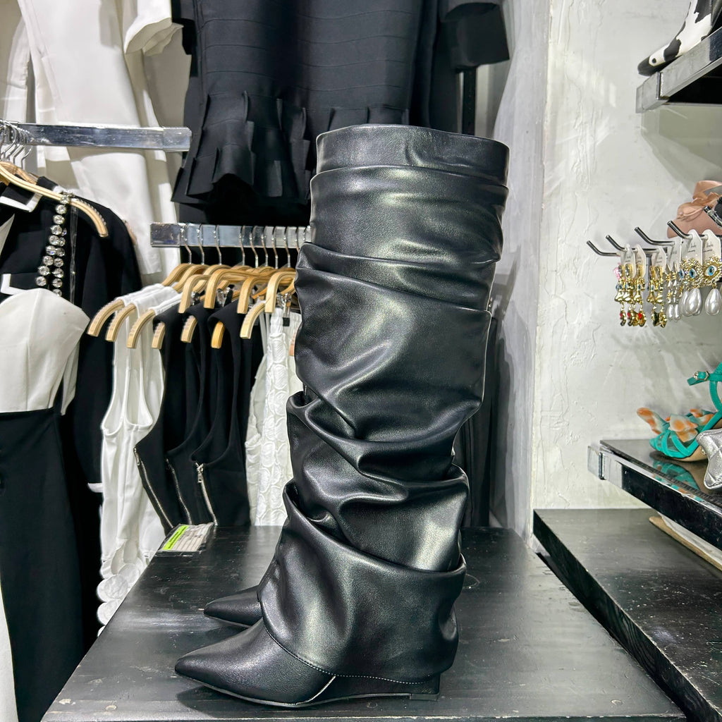 Botas Kassie negras picudas de suela corrida corrugadas