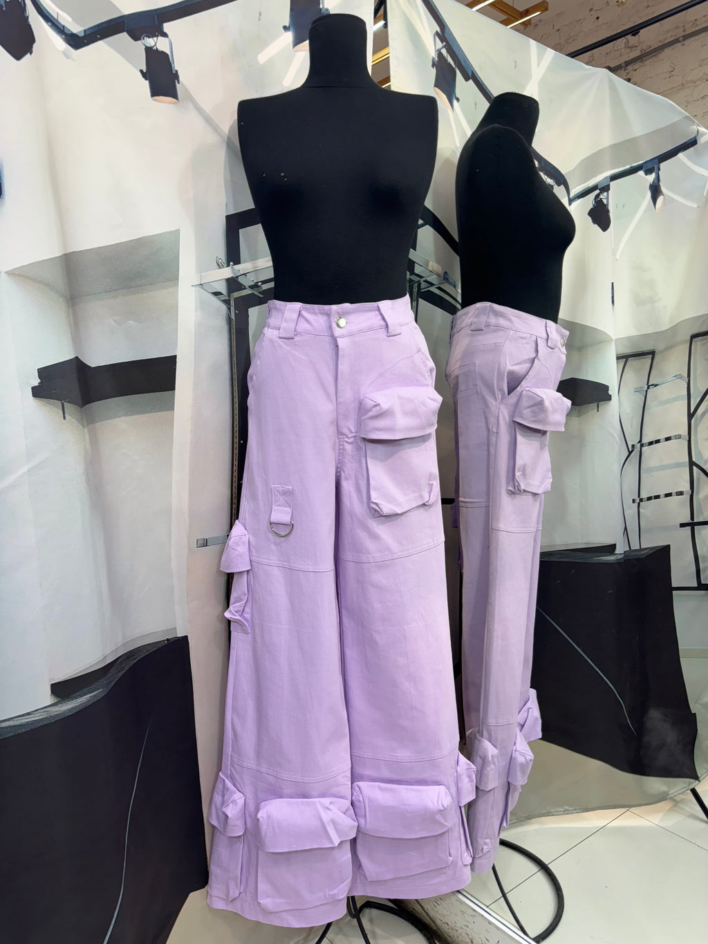 Pantalon lila bolsas cargo al costado y en tobilleras