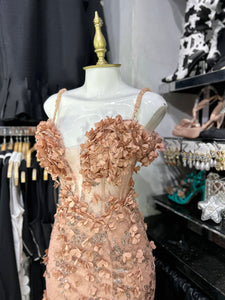 Vestido largo rose gold con escote en pierna