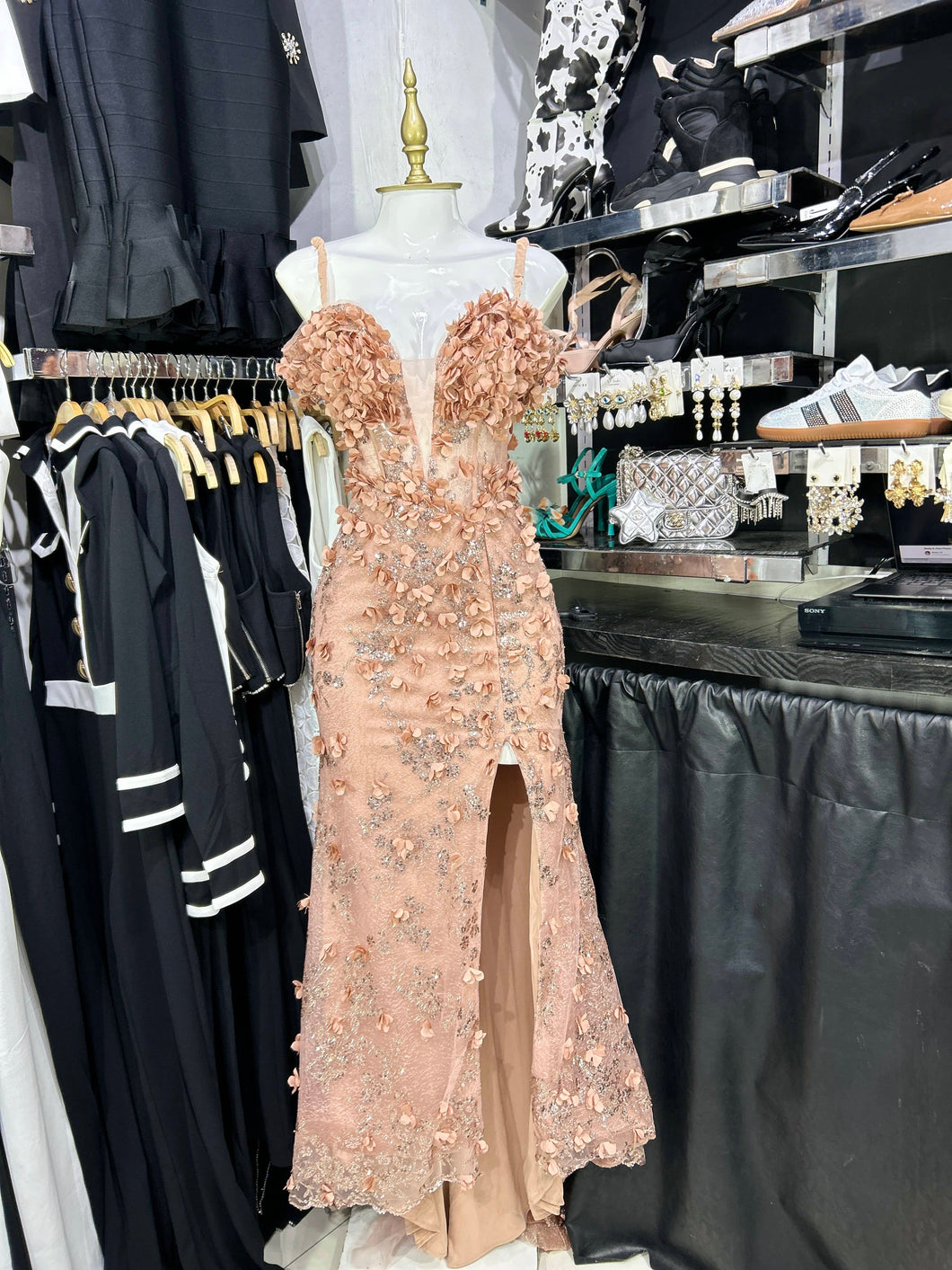 Vestido largo rose gold con escote en pierna