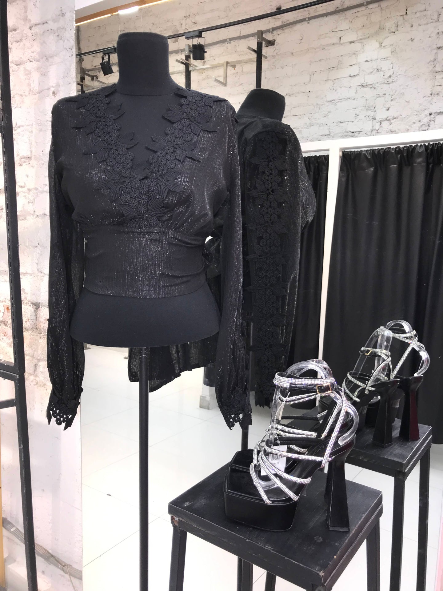 Blusa negra manga larga satinada con encaje en escote y mangas