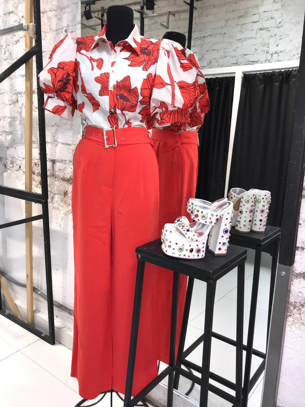 Conjunto de blusa flores y pantalon rojo con blanco