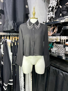 Blusa negra de gasa manga larga con detalles de pedreria