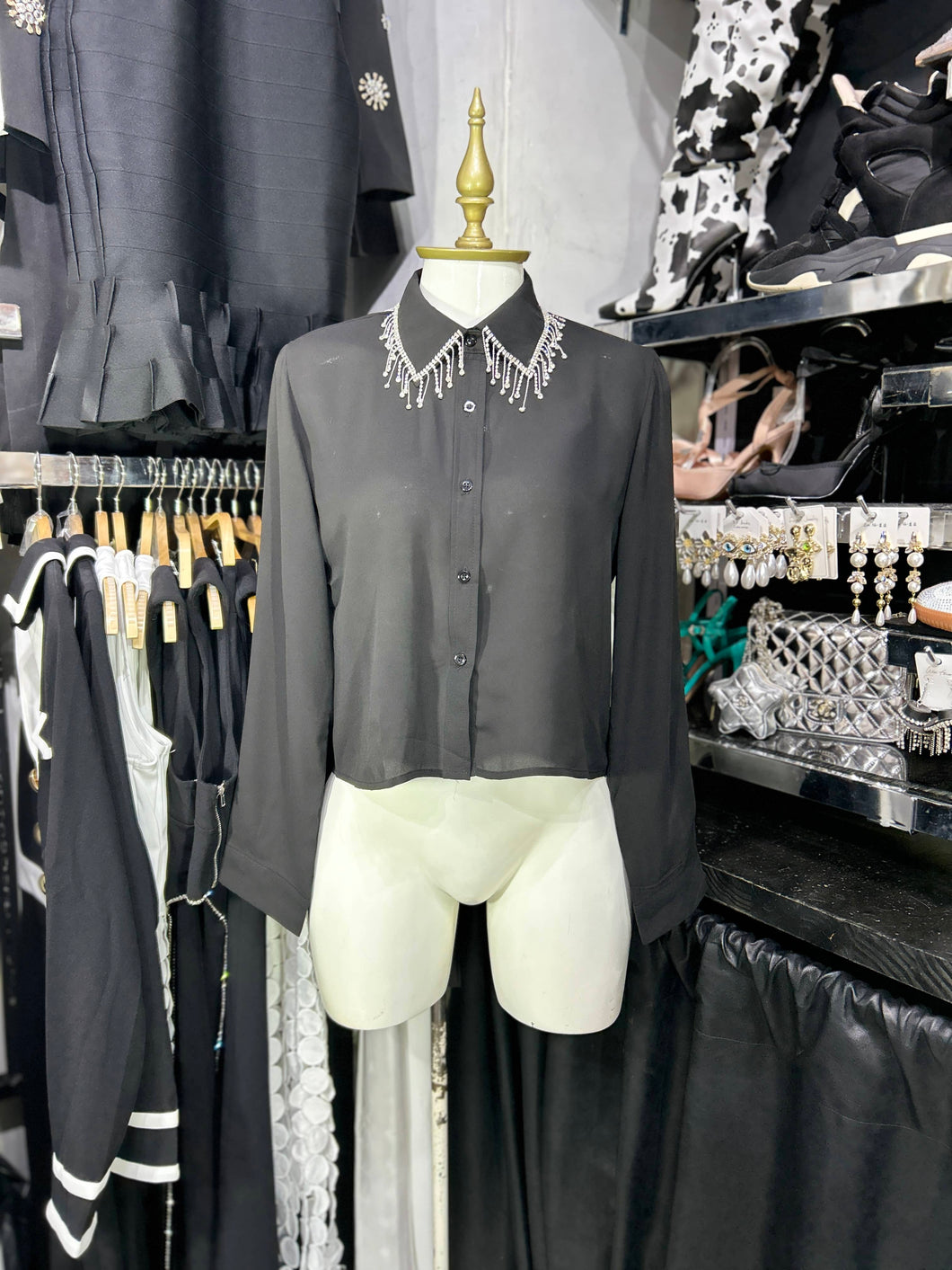 Blusa negra de gasa manga larga con detalles de pedreria
