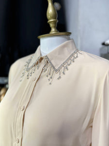 Blusa ivory de gasa manga larga con detalles de pedreria