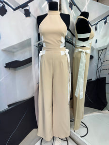 Vestido negro neopreno sin manga con vuelo en parte alta