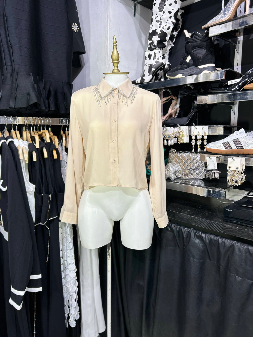 Blusa ivory de gasa manga larga con detalles de pedreria