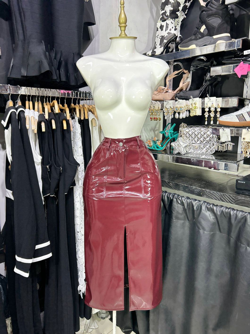 Falda vino midi de charol