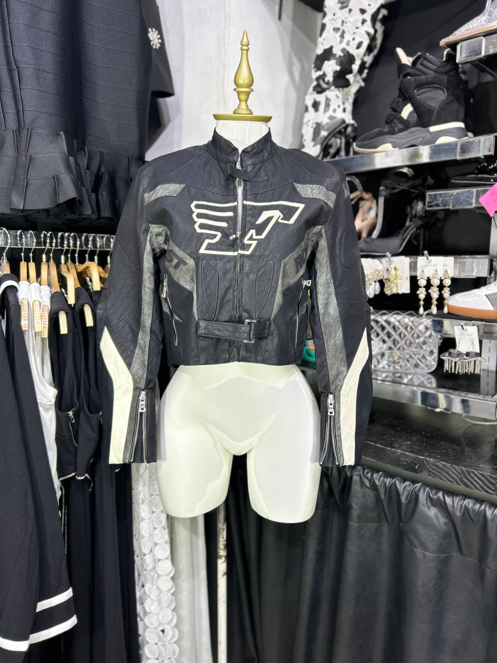 Chamarra negra tipo biker