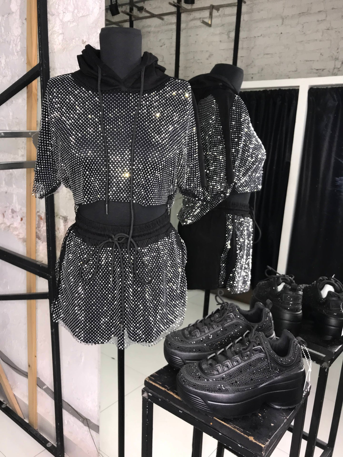 Conjunto de short y top negro de mesh con pedreria
