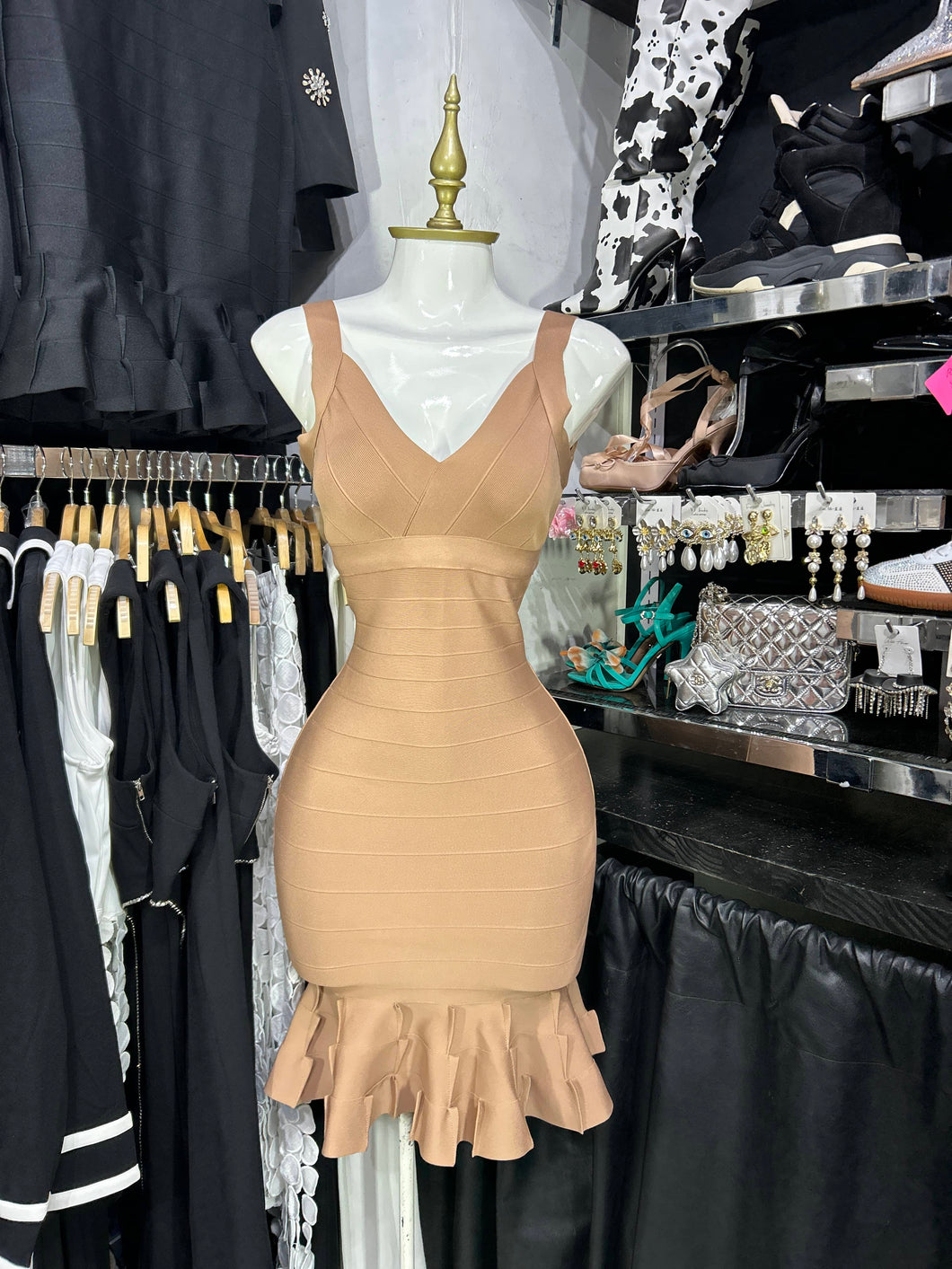 Vestido taupe bandage con olan en ruedo