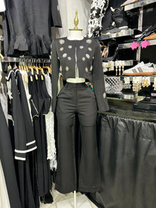 Conjunto negro saco y pantalon con detalles de pedreria