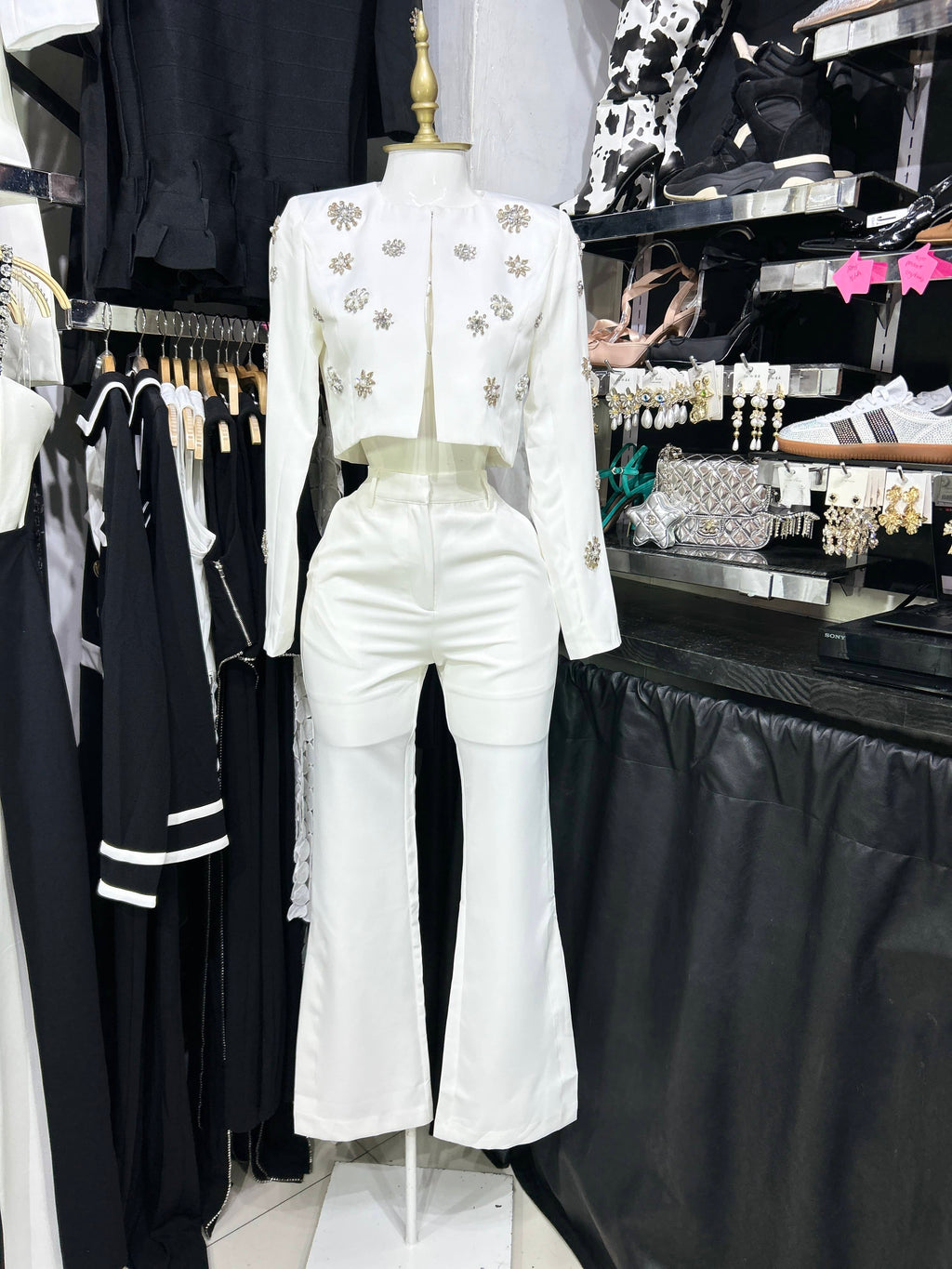 Conjunto blanco saco y pantalon con detalles de pedreria