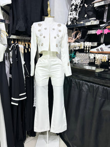 Conjunto blanco saco y pantalon con detalles de pedreria