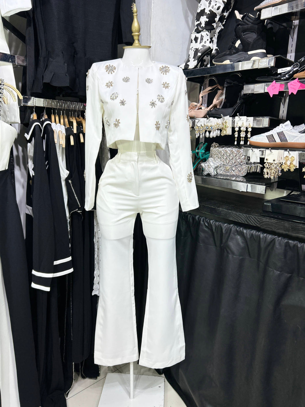 Conjunto blanco saco y pantalon con detalles de pedreria