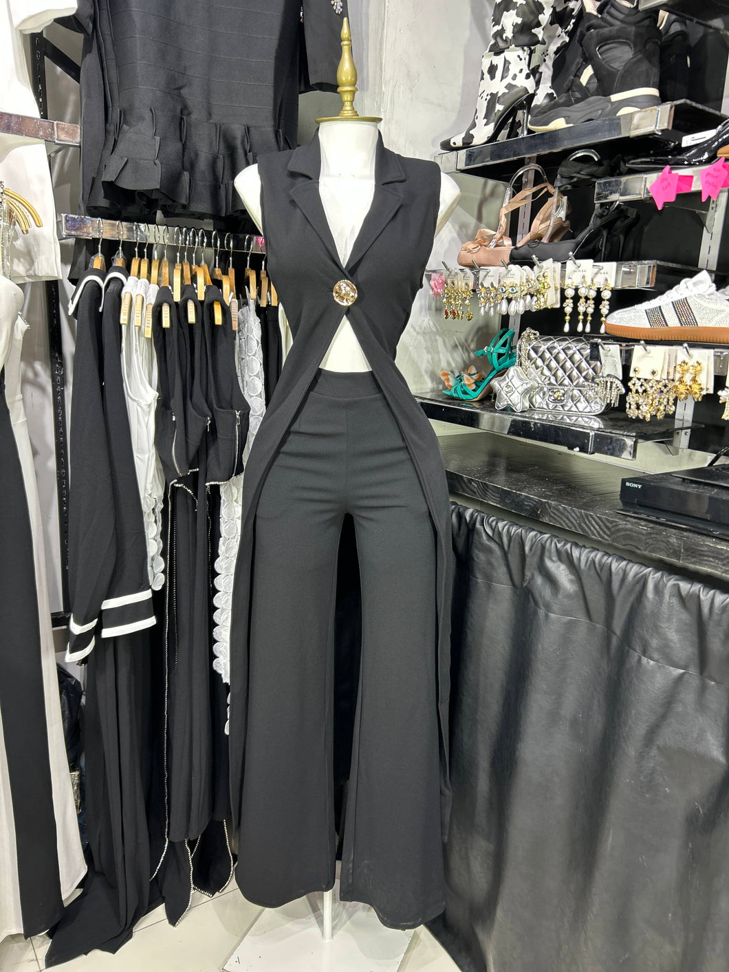Conjunto negro bluson y pantalon con boton dorado