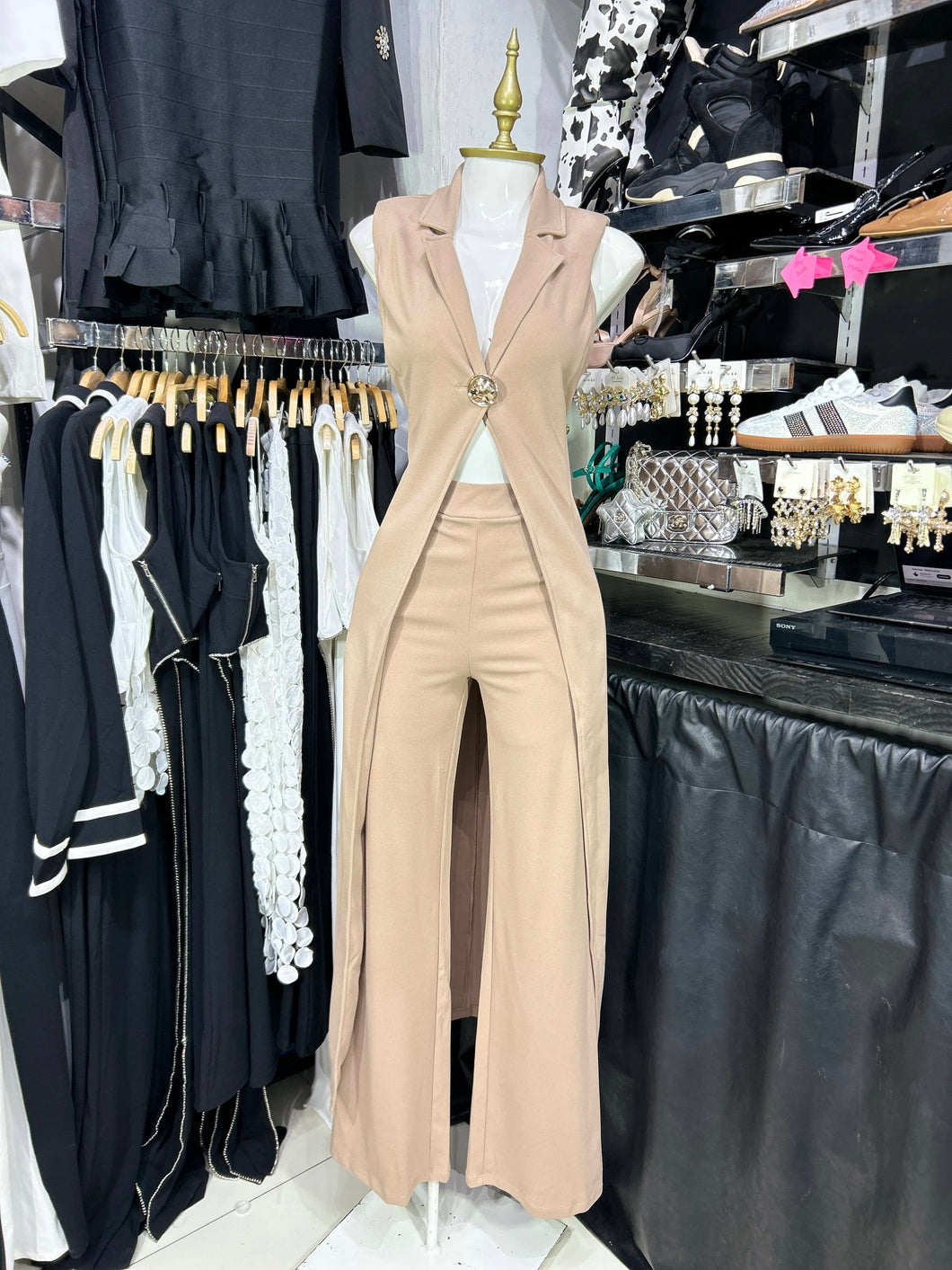 Conjunto taupe bluson y pantalon con boton dorado