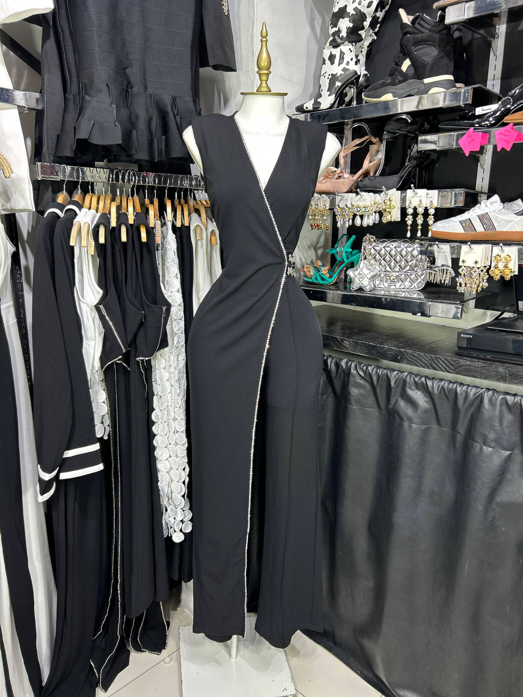 Palazzo negro sin manga con pedreria en filo y broche RESTOCK
