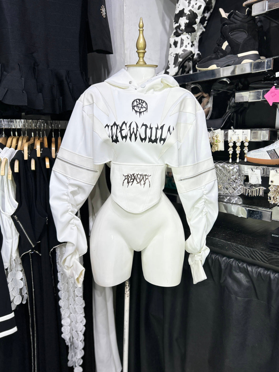 Chamarra blanca de vinipiel con hoddie estampada