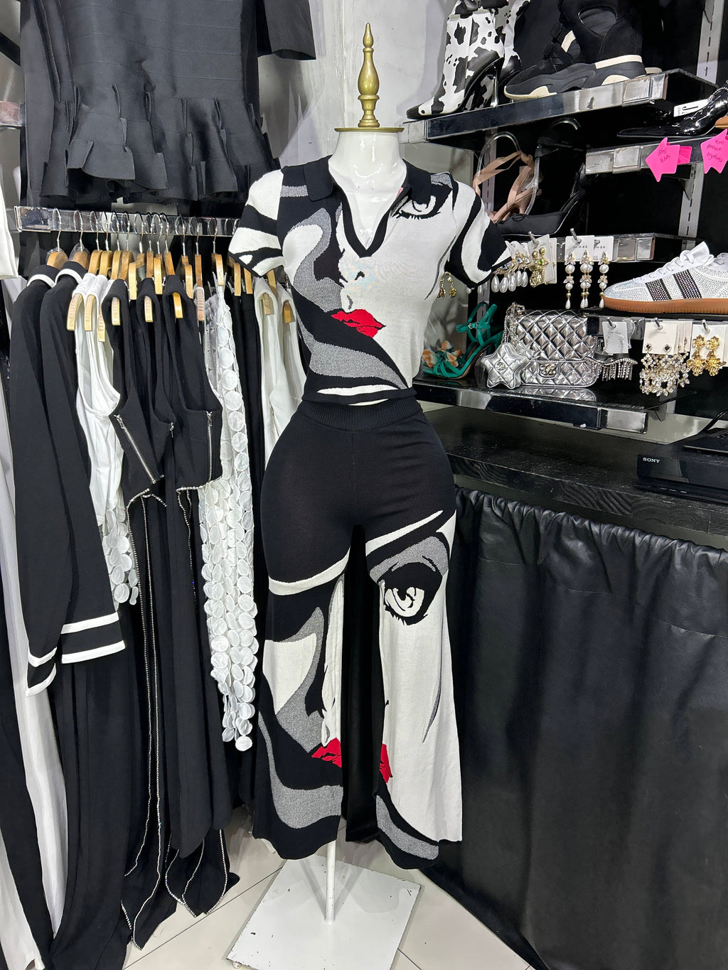 Conjunto negro tipo sueter estampado comic RESTOCK