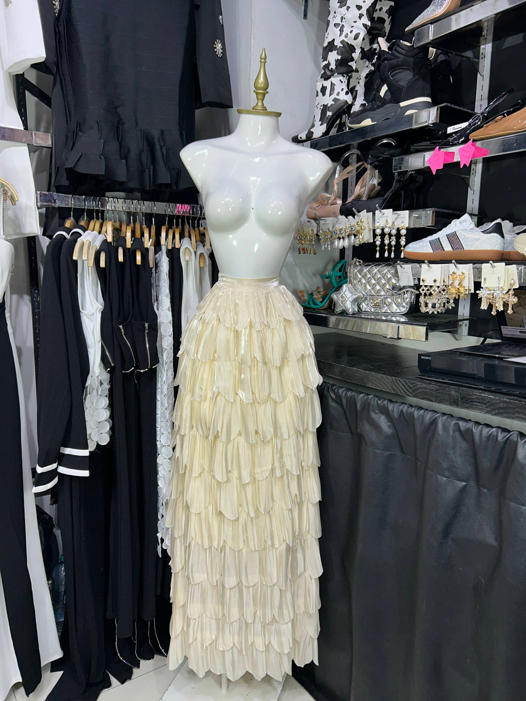 Falda ivory con drapeado petalos