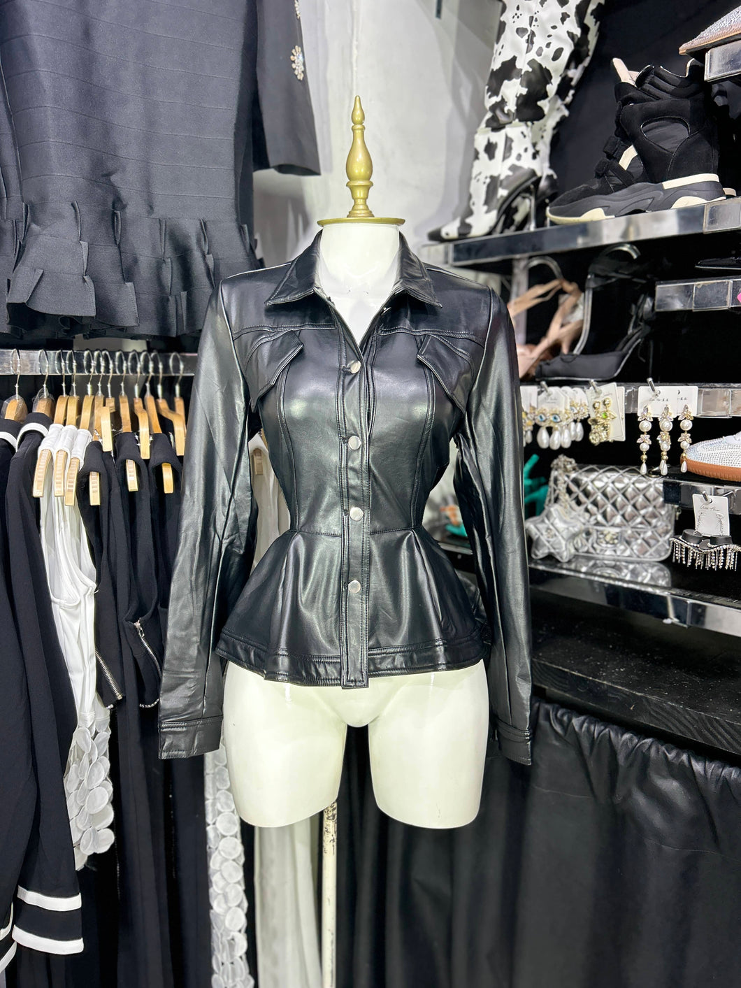 Chamarra negra de vinipiel corte peplum