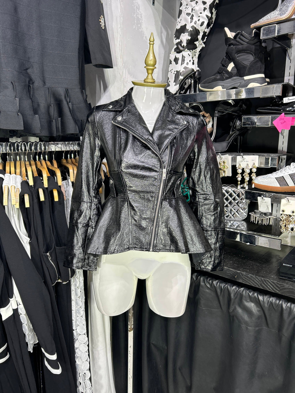 Chamarra negra charol corte peplum