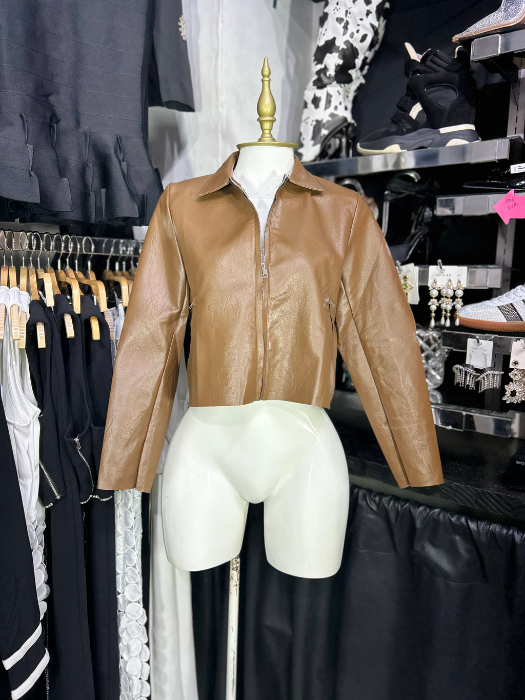 Chamarra cafe de vinipiel corte tipo camisero