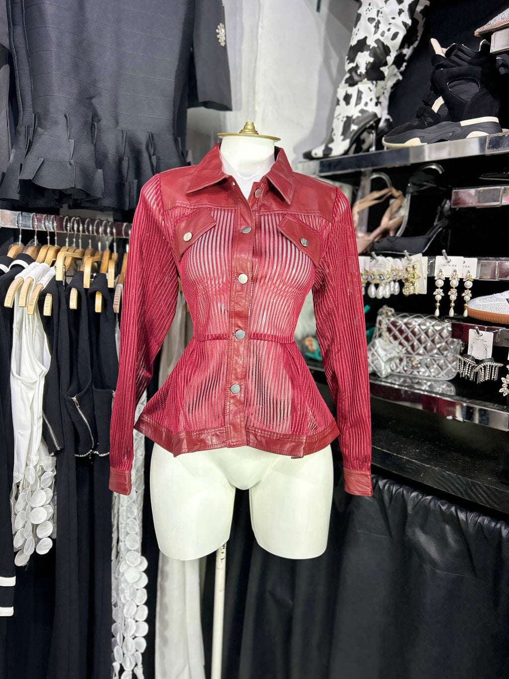 Blusa vino see trough detalles de vinipiel en contraste