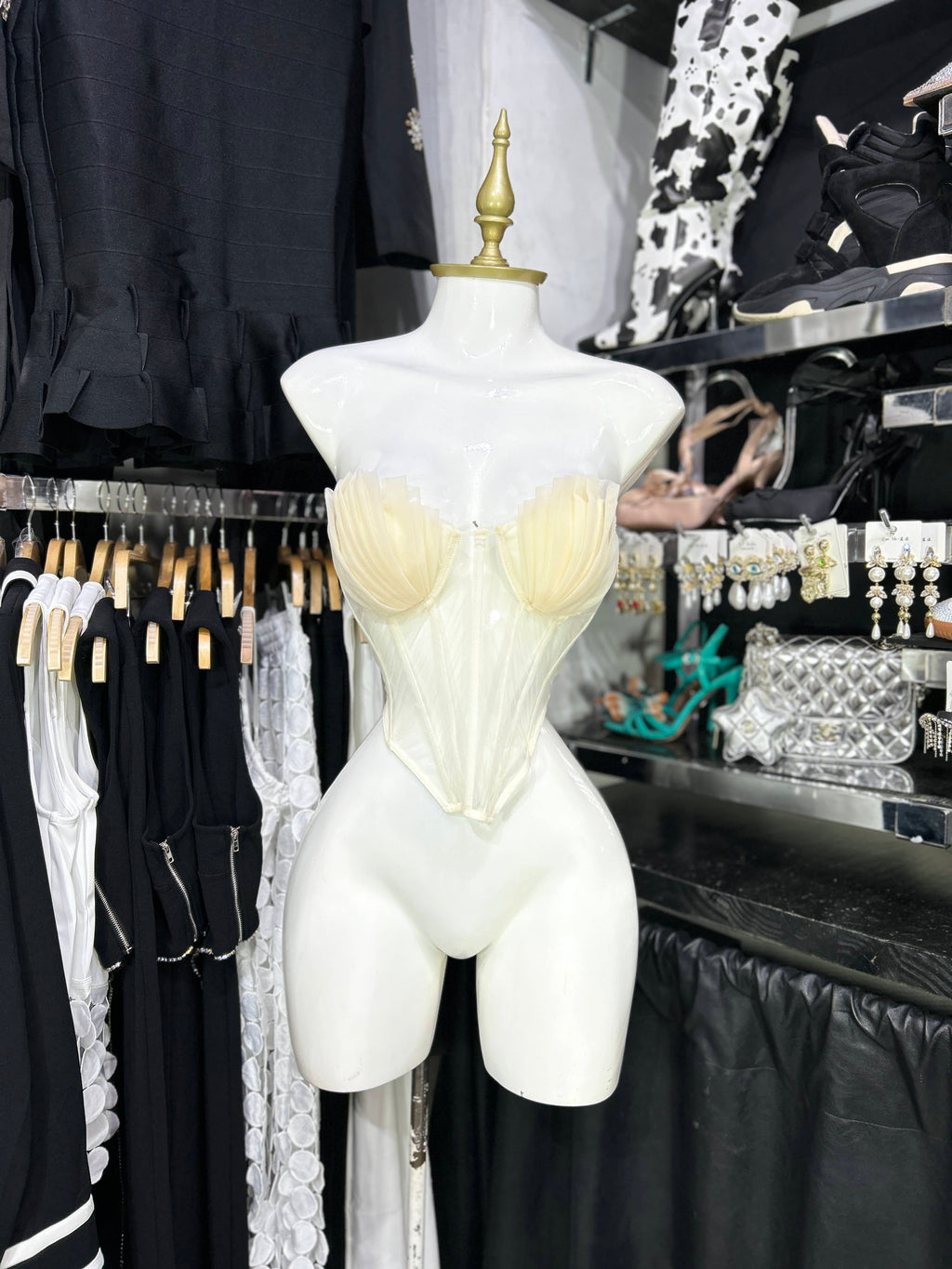 Top strapless ivory de mesh con conchas de mar en busto
