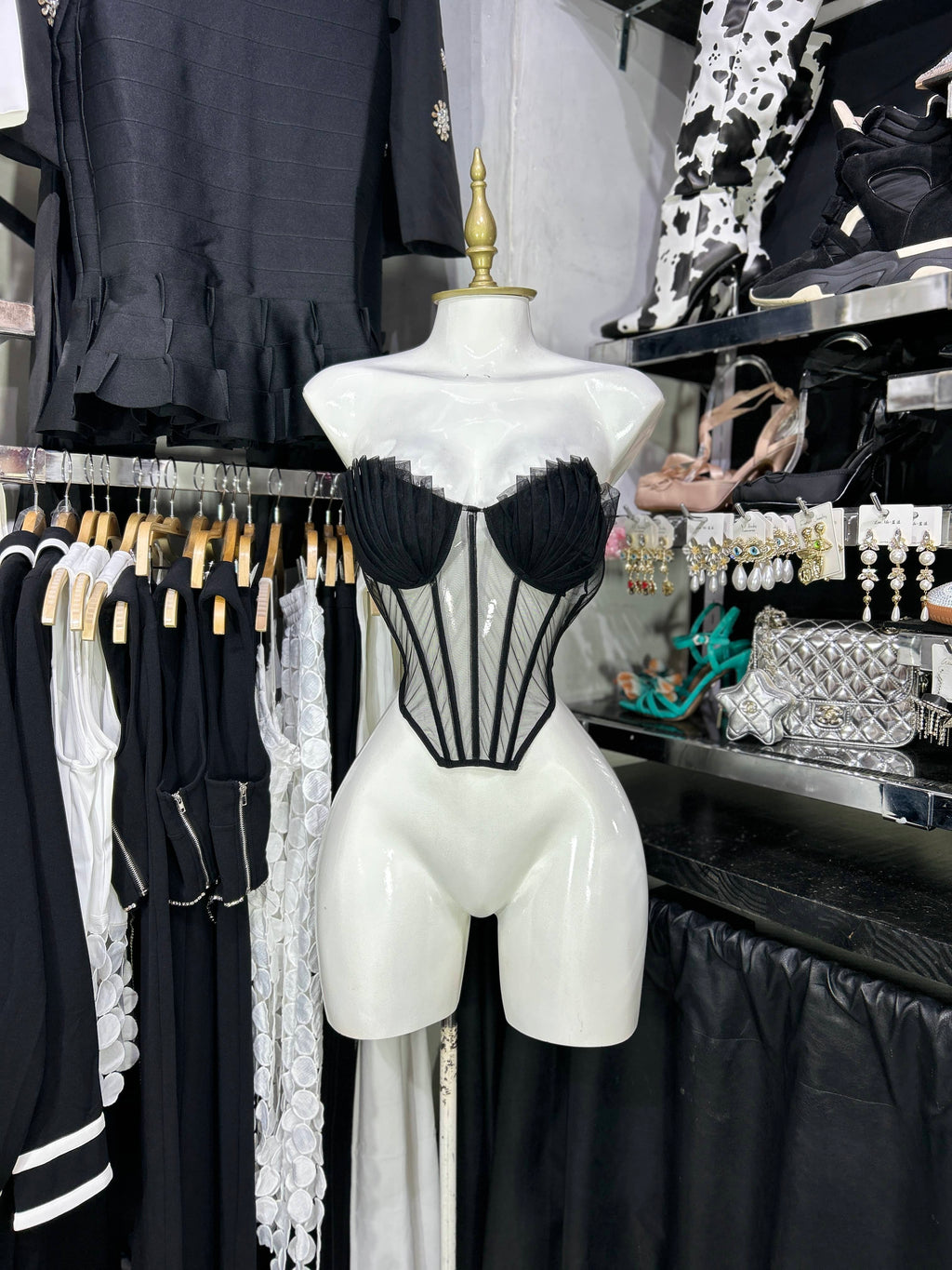 Top strapless negro de mesh con conchas de mar en busto