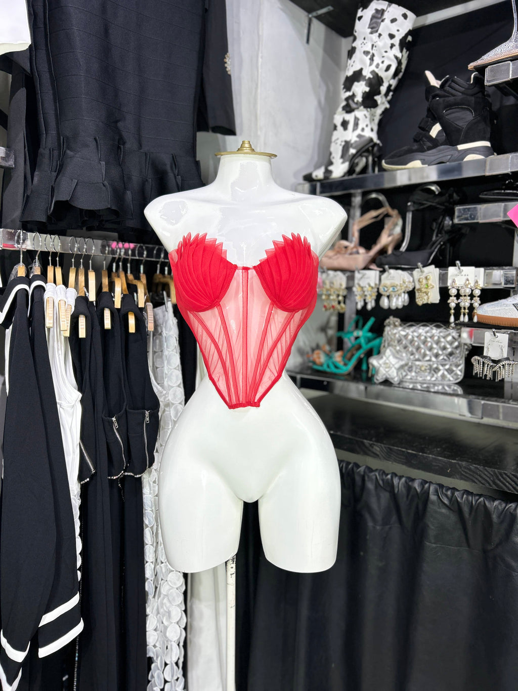 Top strapless rojo de mesh con conchas de mar en busto