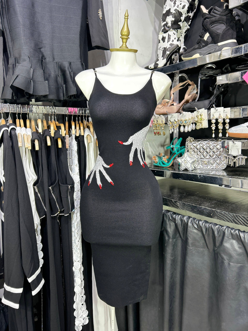Vestido negro tela tipo sueter con print manos y pedreria