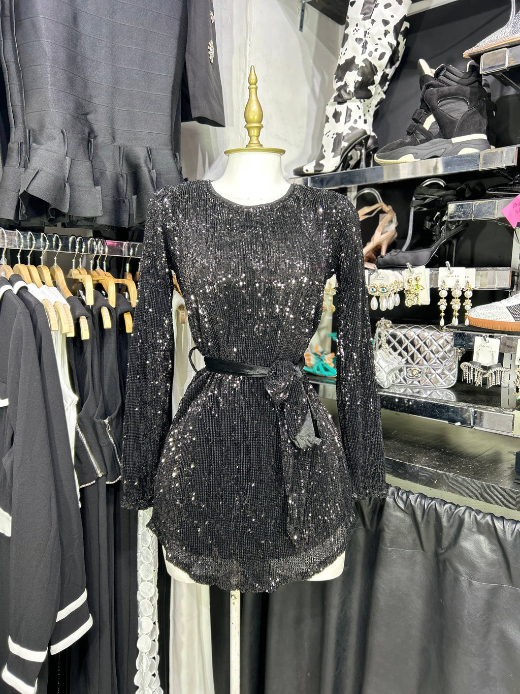 Vestido negro de lentejuela manga larga con amarre