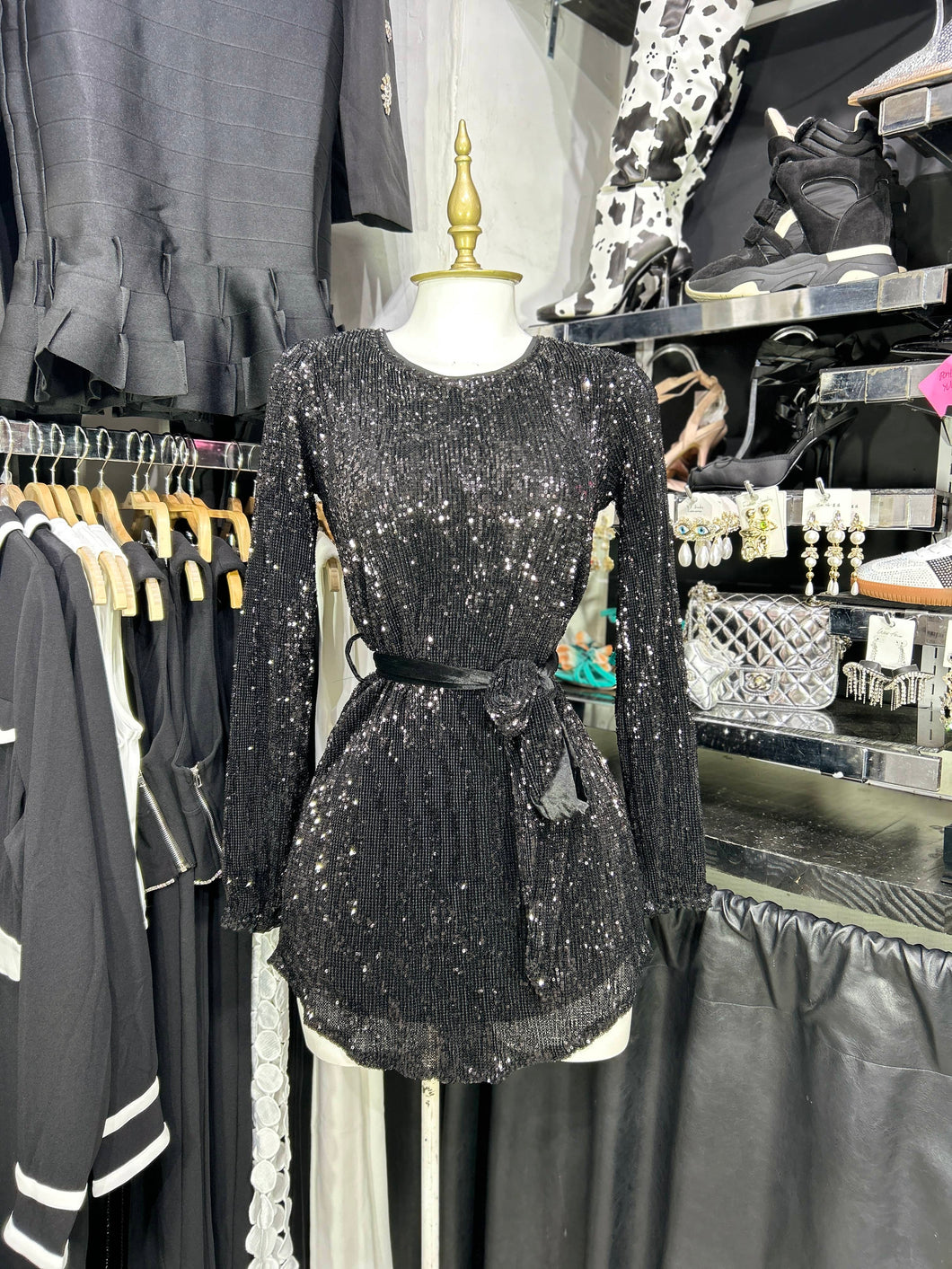 Vestido negro de lentejuela manga larga con amarre