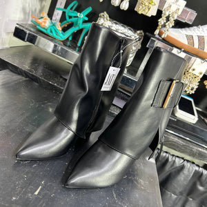 Botines Kendra negros de tacon corrido con hebilla dorada