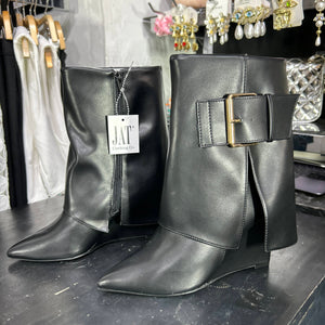 Botines Kendra negros de tacon corrido con hebilla dorada