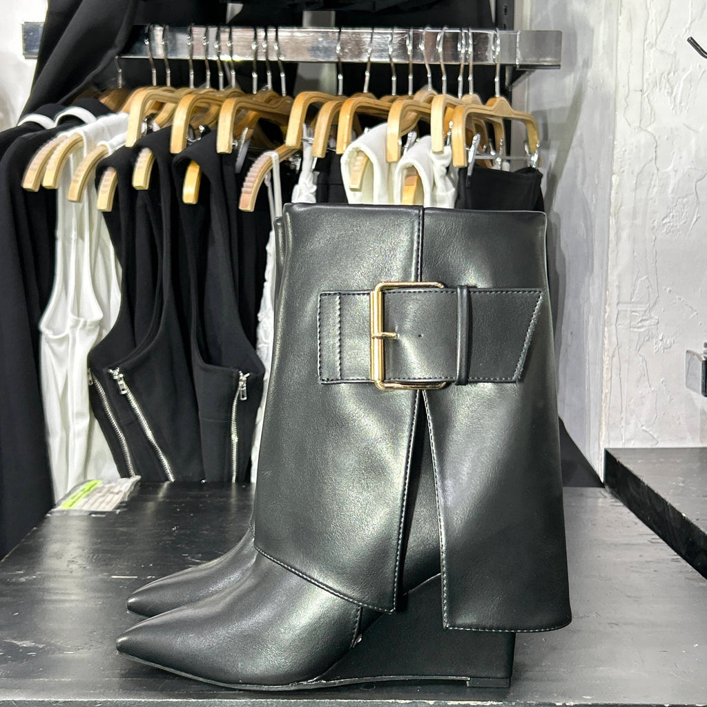 Botines Kendra negros de tacon corrido con hebilla dorada