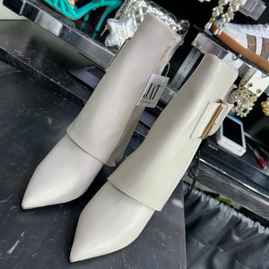 Botines Karime ivory de tacon corrido con hebilla dorada