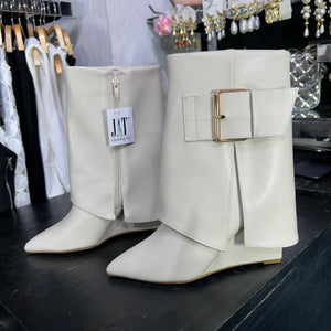 Botines Karime ivory de tacon corrido con hebilla dorada