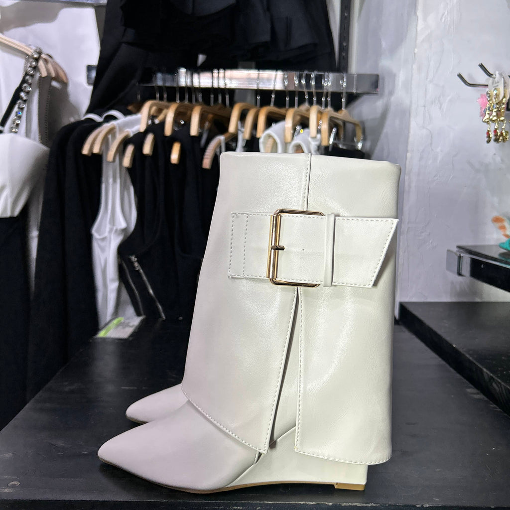 Botines Karime ivory de tacon corrido con hebilla dorada