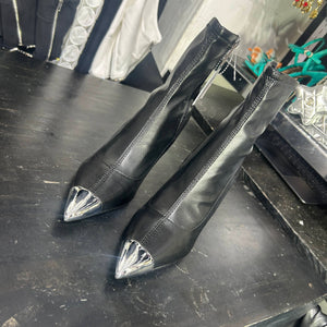 Botines Kim negros con punta metalica
