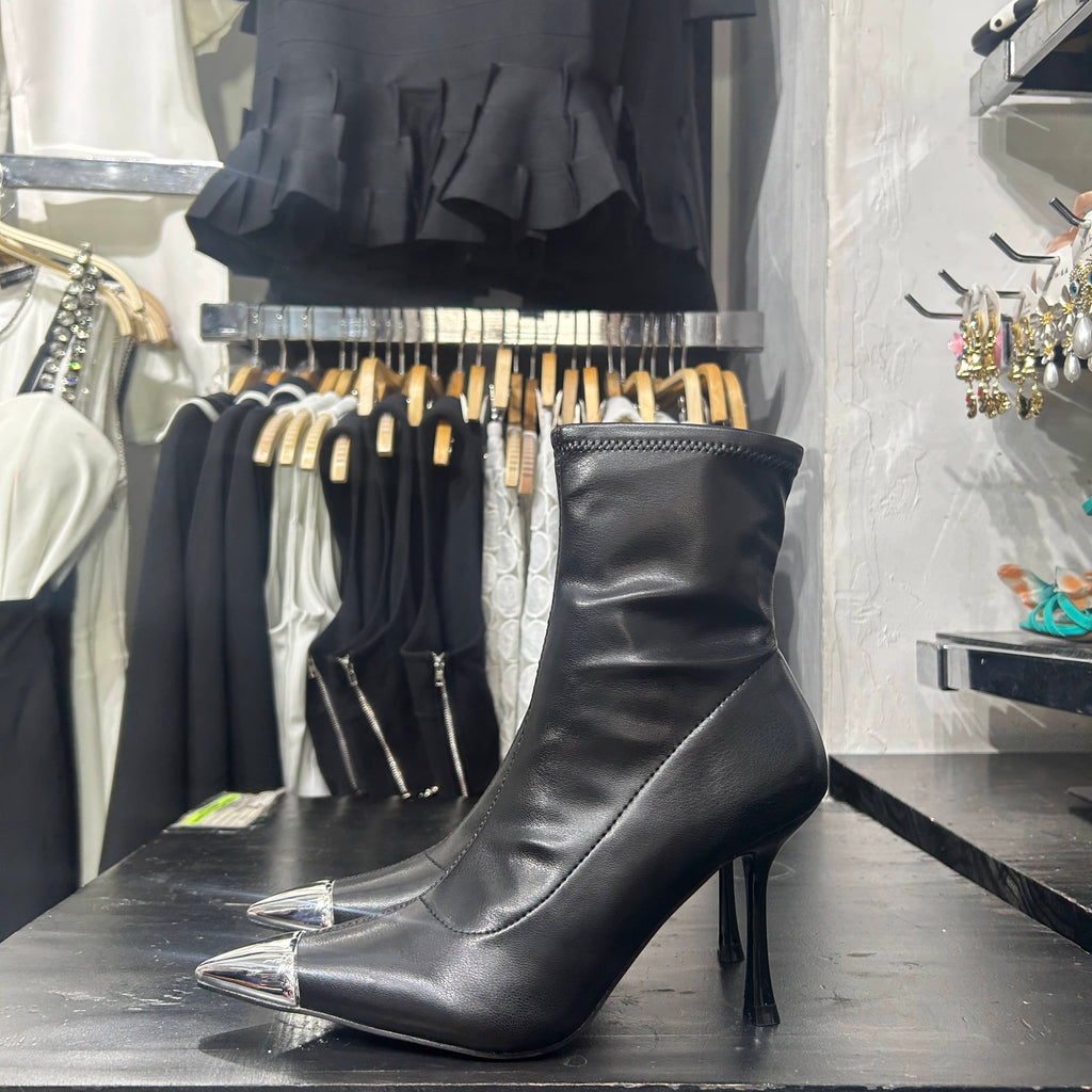 Botines Kim negros con punta metalica