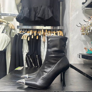 Botines Kim negros con punta metalica