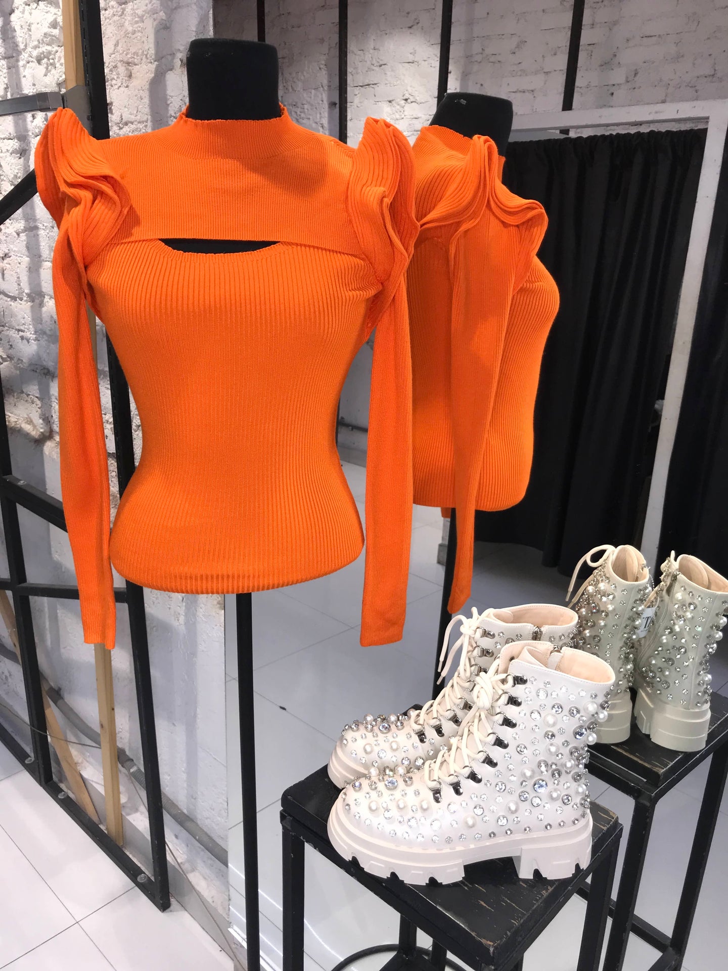 Blusa naranja tipo sueter manga larga con volante fruncido