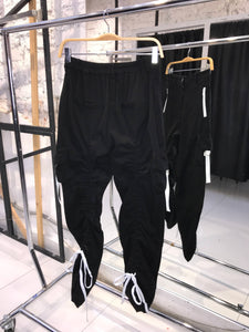Pantalon negro tipo cargo con detalles blancos en contraste