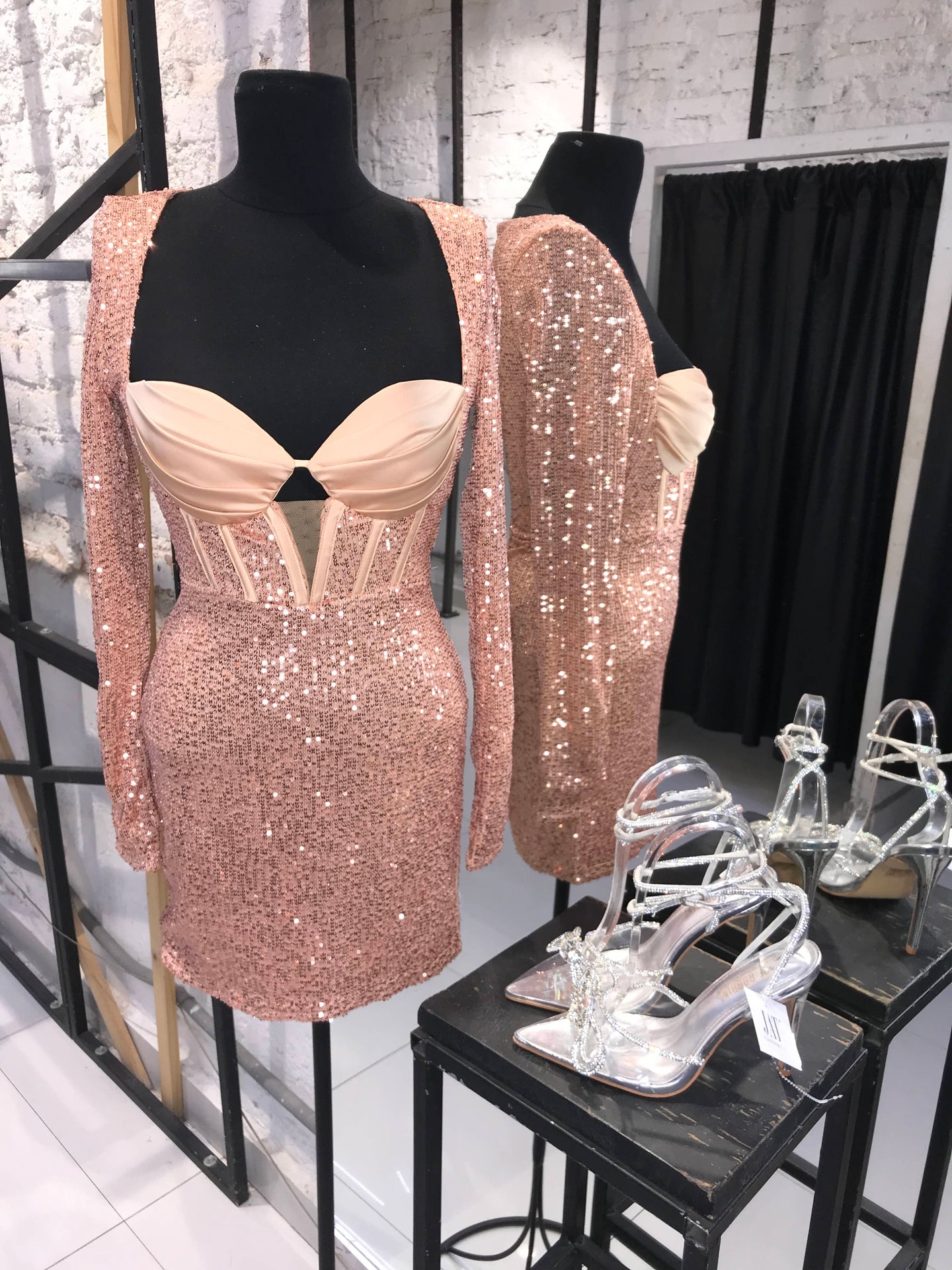 Vestido rose gold de lentejuela manga larga con copas satinadas
