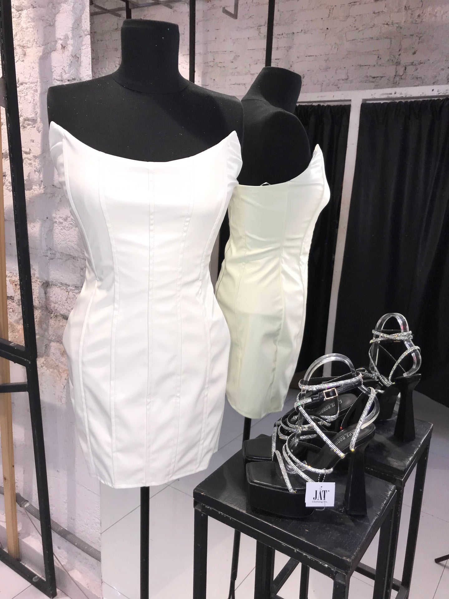 Vestido blanco strapless vinipiel tipo corset